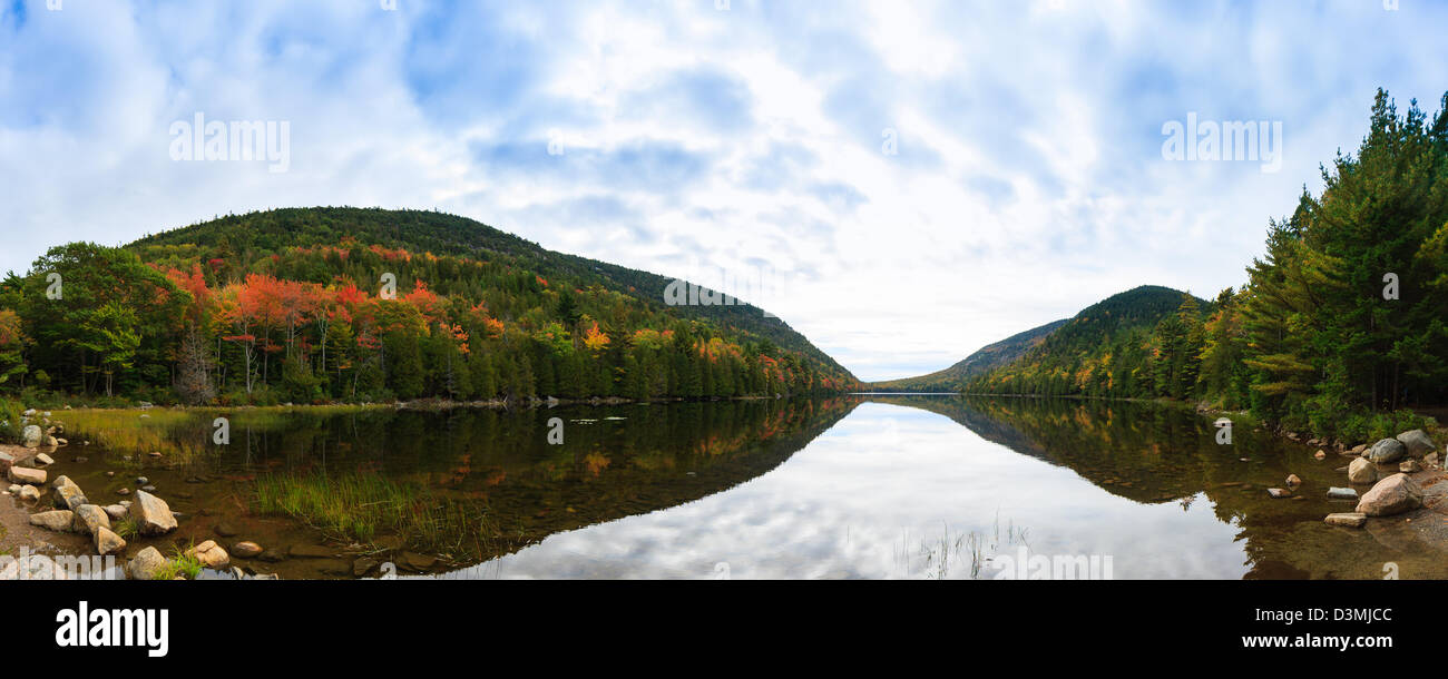 Donnant sur l'étang de la bulle en couleurs d'automne dans l'Acadia National Park. Banque D'Images