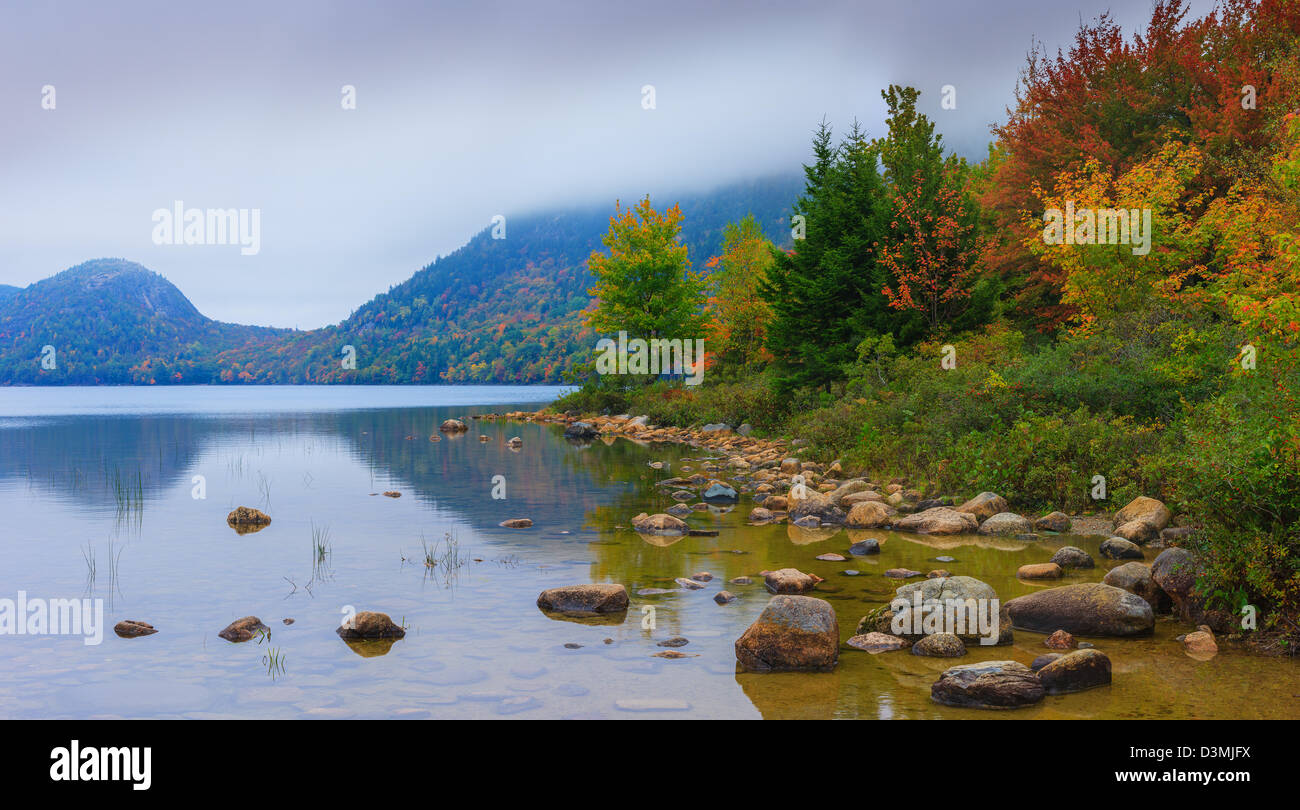 Donnant sur l'étang de la Jordanie en couleurs d'automne dans l'Acadia National Park. Banque D'Images
