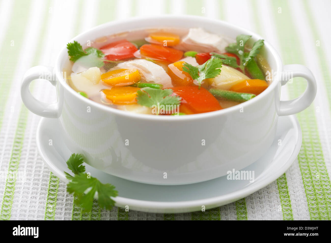 Soupe au poulet avec légumes Banque D'Images