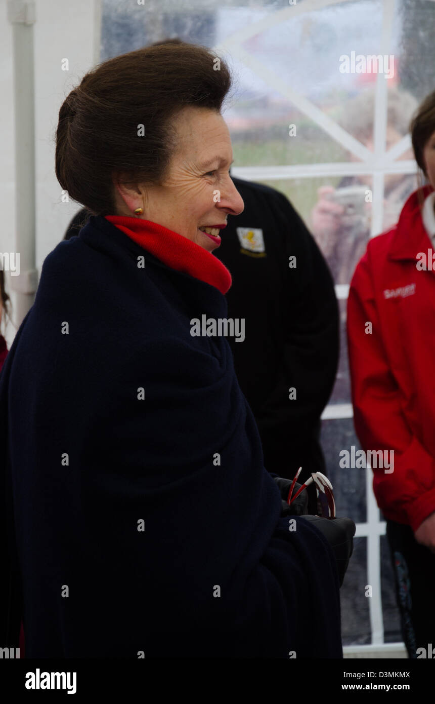 Gloucester, Royaume-Uni. 21 février 2013. La princesse Royale ouvre la nouvelle piste d'athlétisme au Club d'athlétisme de Gloucester. La piste a été construite à la suite de fonds d'un certain nombre de possibilités. Credit : FishPhotography.net / Alamy Live News Banque D'Images