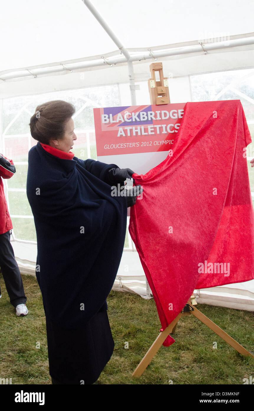 Gloucester, Royaume-Uni. 21 février 2013. La princesse Royale ouvre la nouvelle piste d'athlétisme au Club d'athlétisme de Gloucester. La piste a été construite à la suite de fonds d'un certain nombre de possibilités. Credit : FishPhotography.net / Alamy Live News Banque D'Images