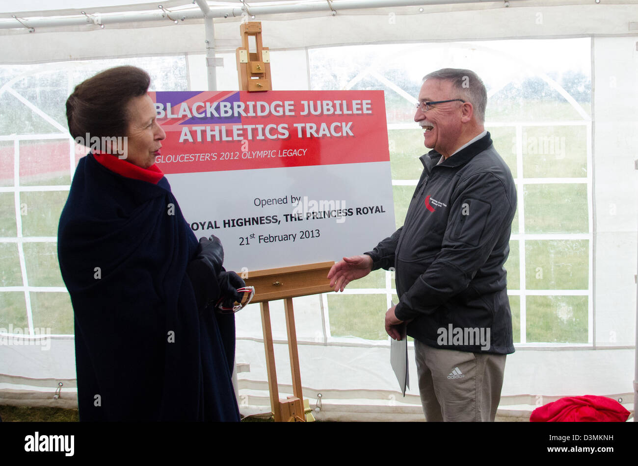 Gloucester, Royaume-Uni. 21 février 2013. La princesse Royale ouvre la nouvelle piste d'athlétisme au Club d'athlétisme de Gloucester. La piste a été construite à la suite de fonds d'un certain nombre de possibilités. Credit : FishPhotography.net / Alamy Live News Banque D'Images