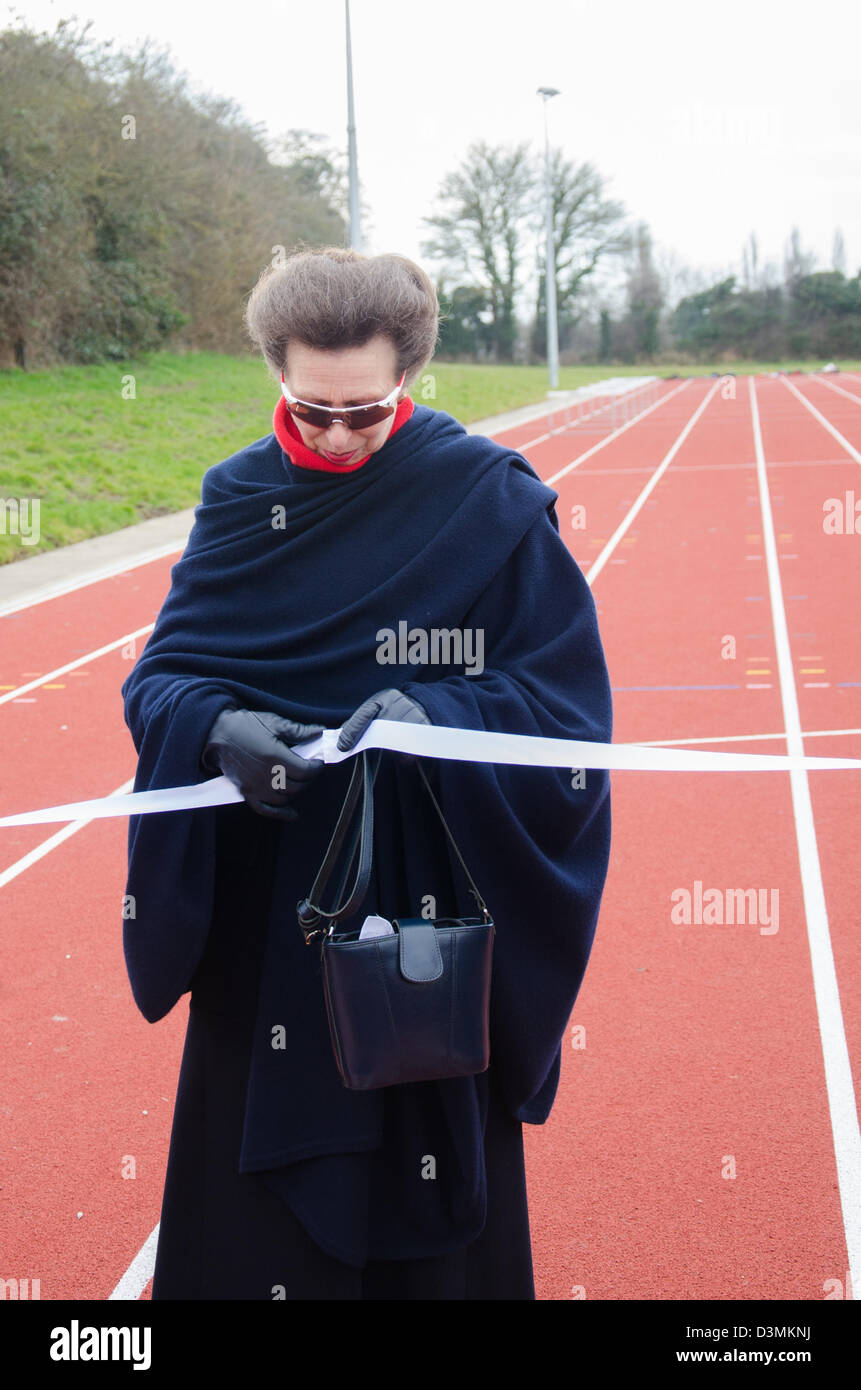 Gloucester, Royaume-Uni. 21 février 2013. La princesse Royale ouvre la nouvelle piste d'athlétisme au Club d'athlétisme de Gloucester. La piste a été construite à la suite de fonds d'un certain nombre de possibilités. Credit : FishPhotography.net / Alamy Live News Banque D'Images