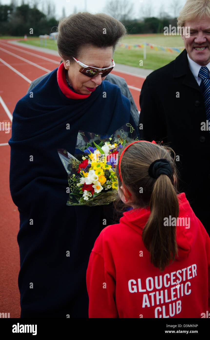 Gloucester, Royaume-Uni. 21 février 2013. La princesse Royale ouvre la nouvelle piste d'athlétisme au Club d'athlétisme de Gloucester. La piste a été construite à la suite de fonds d'un certain nombre de possibilités. Credit : FishPhotography.net / Alamy Live News Banque D'Images