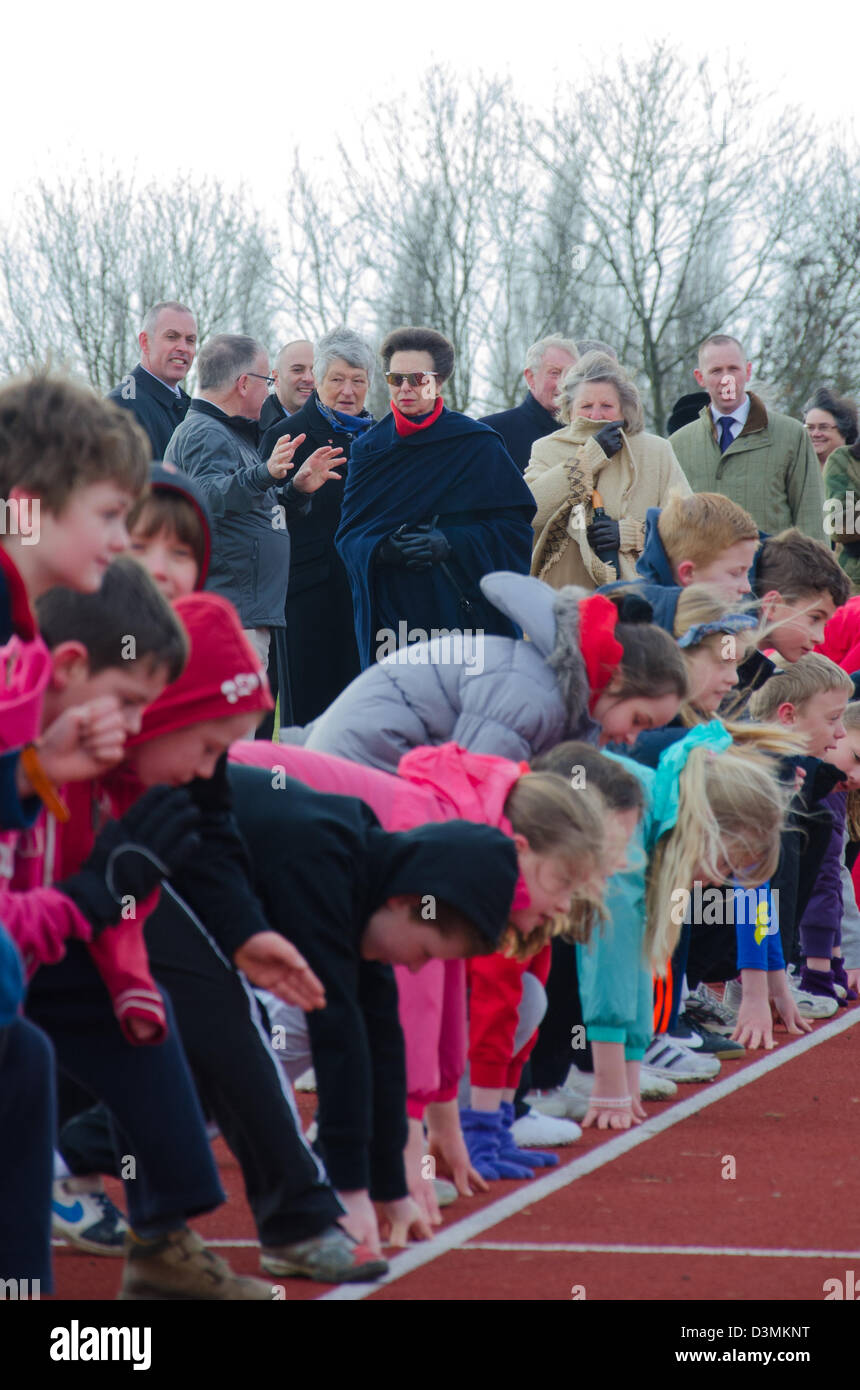 Gloucester, Royaume-Uni. 21 février 2013. La princesse Royale ouvre la nouvelle piste d'athlétisme au Club d'athlétisme de Gloucester. La piste a été construite à la suite de fonds d'un certain nombre de possibilités. La princesse Royale des montres sur comme juniors pratiquer leur sprint commence. Credit : FishPhotography.net / Alamy Live News Banque D'Images