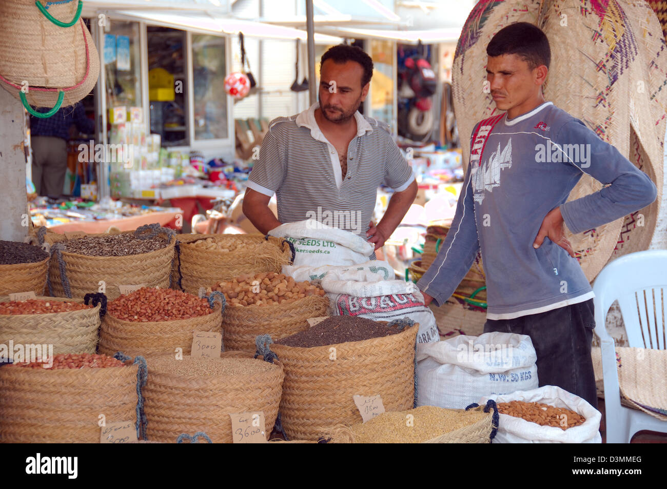 Vendeur d'épices, Medina, la Tunisie, l'Afrique Banque D'Images