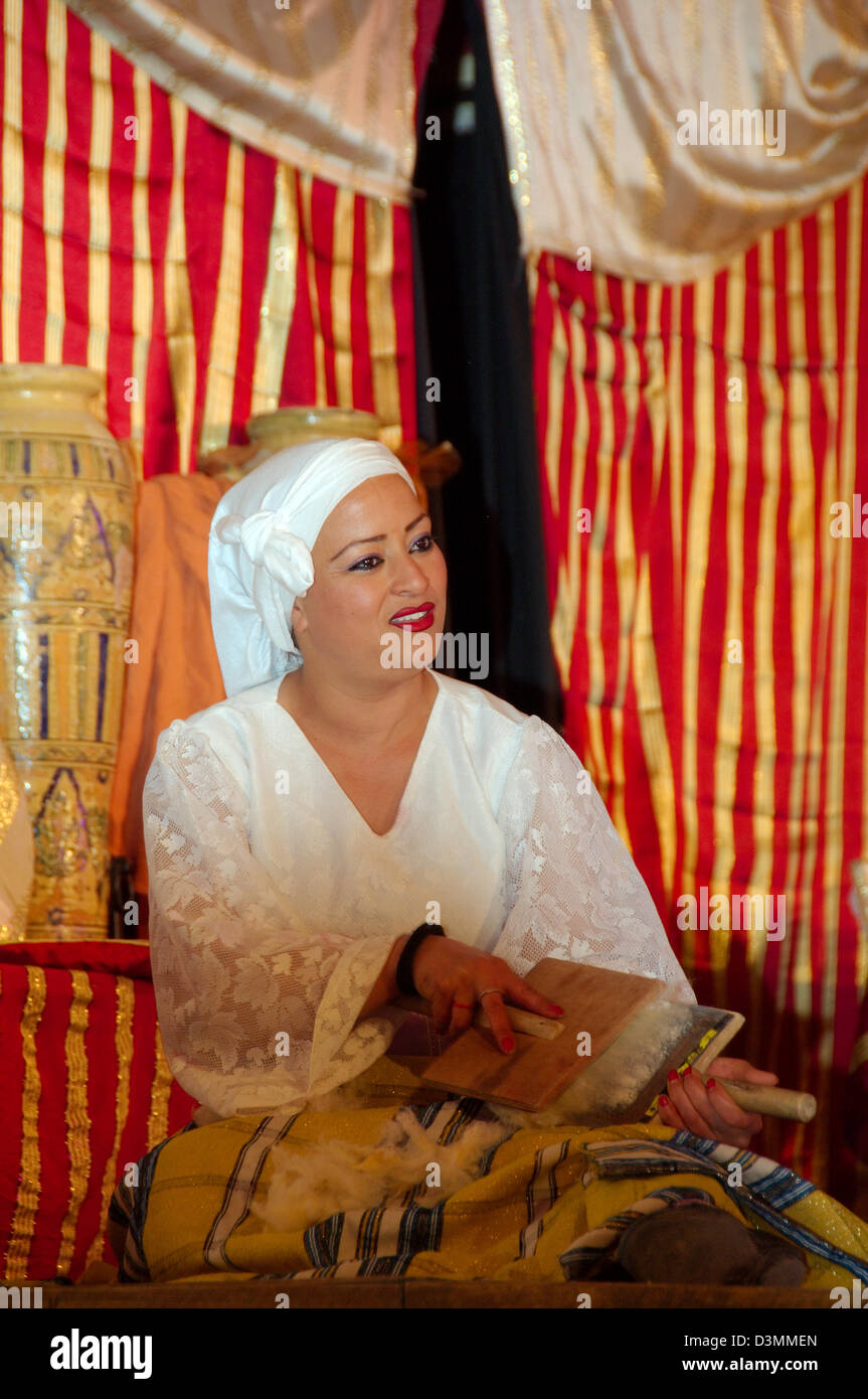 Vendeur de tissu, Medina, la Tunisie, l'Afrique Banque D'Images