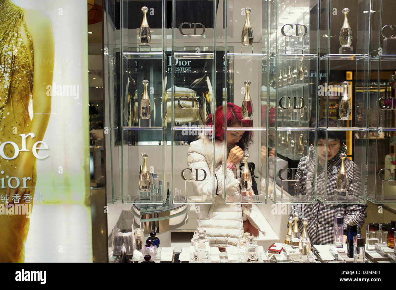 Femmes chinoises buy CD à la section cosmétiques parfum dans un centre commercial à Nanchang, province de Jiangxi, Chine. 14-Feb-2013 Banque D'Images