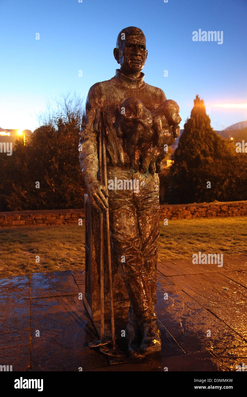 L'Irlande, le comté de Kerry, sculpture à grande échelle de tom crean célèbre explorateur de l'Antarctique, de façon sauvage de l'Atlantique Banque D'Images