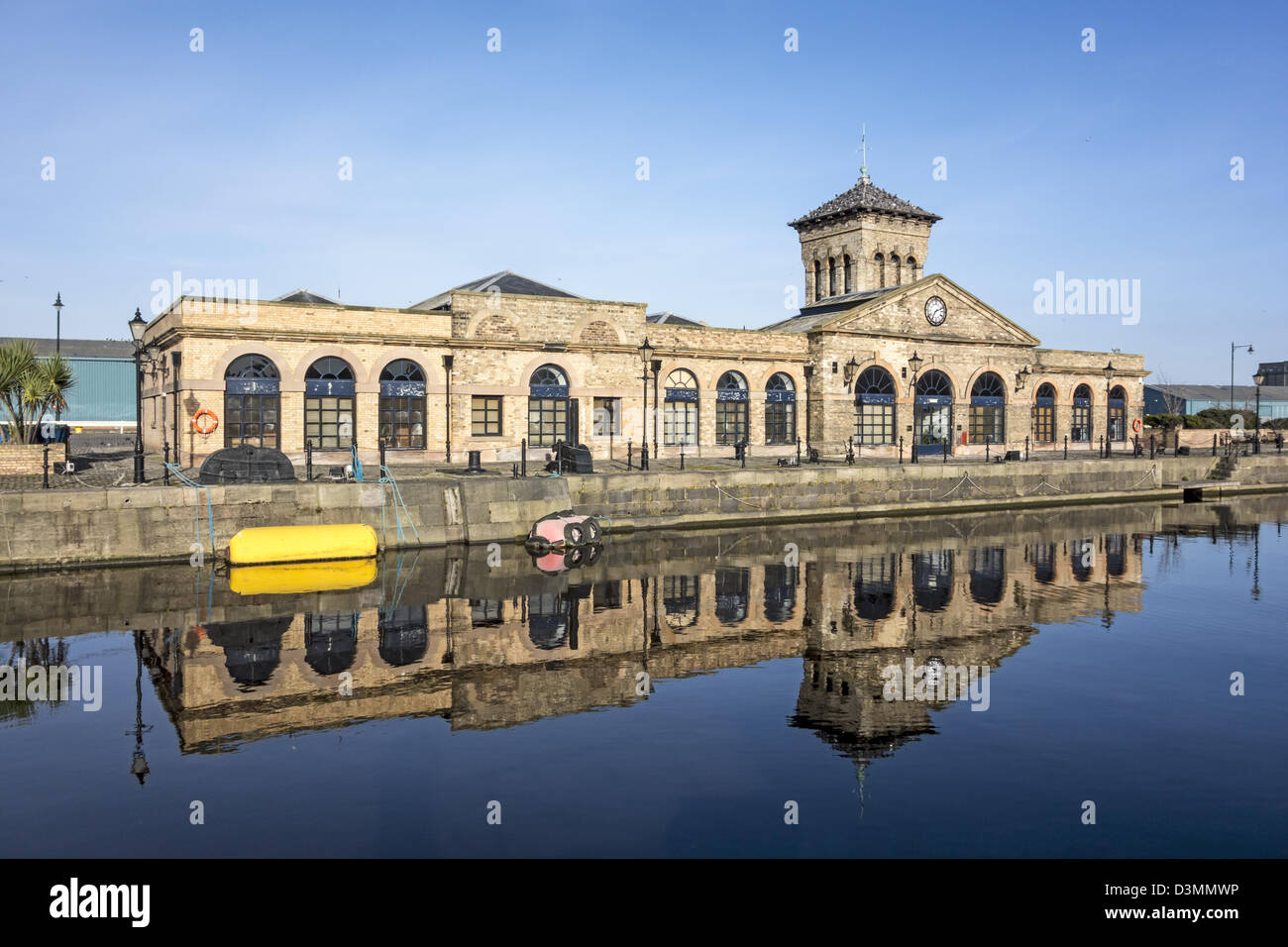 La vieille pompe chambre reflète dans de Leith Docks maintenant converti en bureaux. Banque D'Images