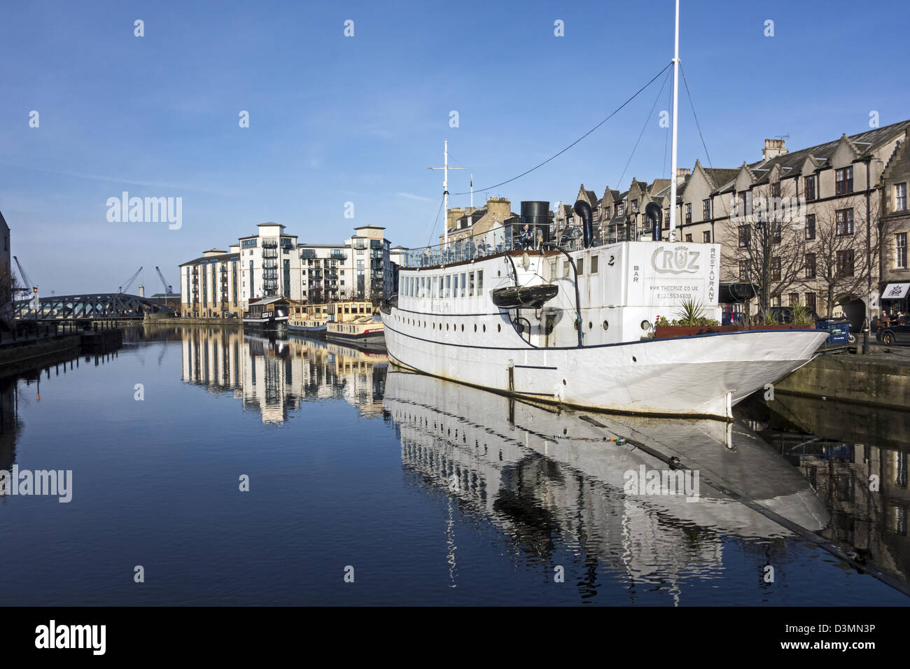 Ristorante de Niro navire (La Cruz) amarré à la rive dans Queens Dock Leith Harbour avec les clients bénéficiant d'Édimbourg au début du printemps Banque D'Images