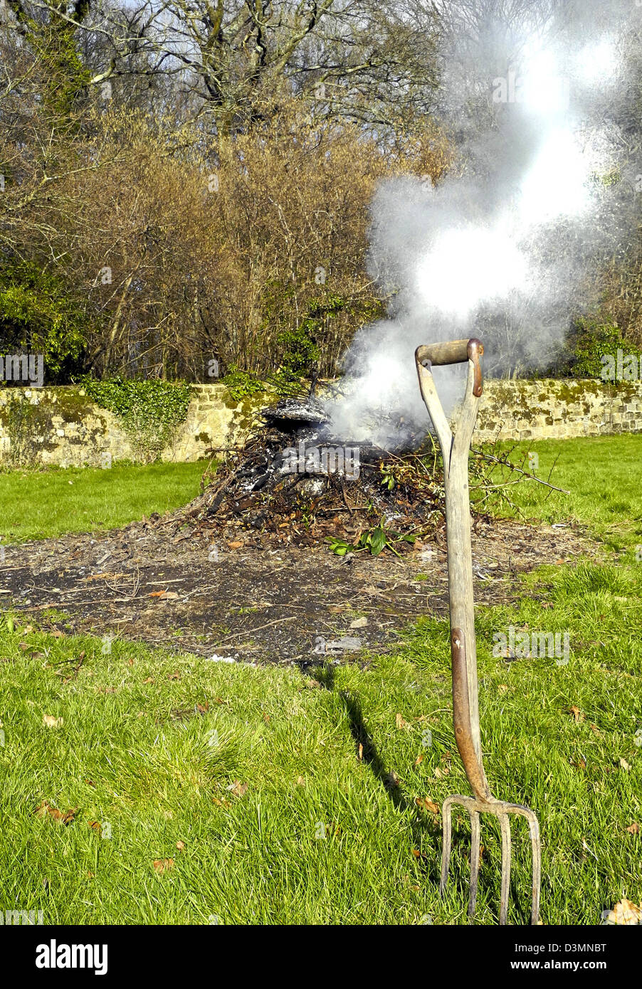 Un jardin feu de brûler des déchets de jardin - Banque D'Images