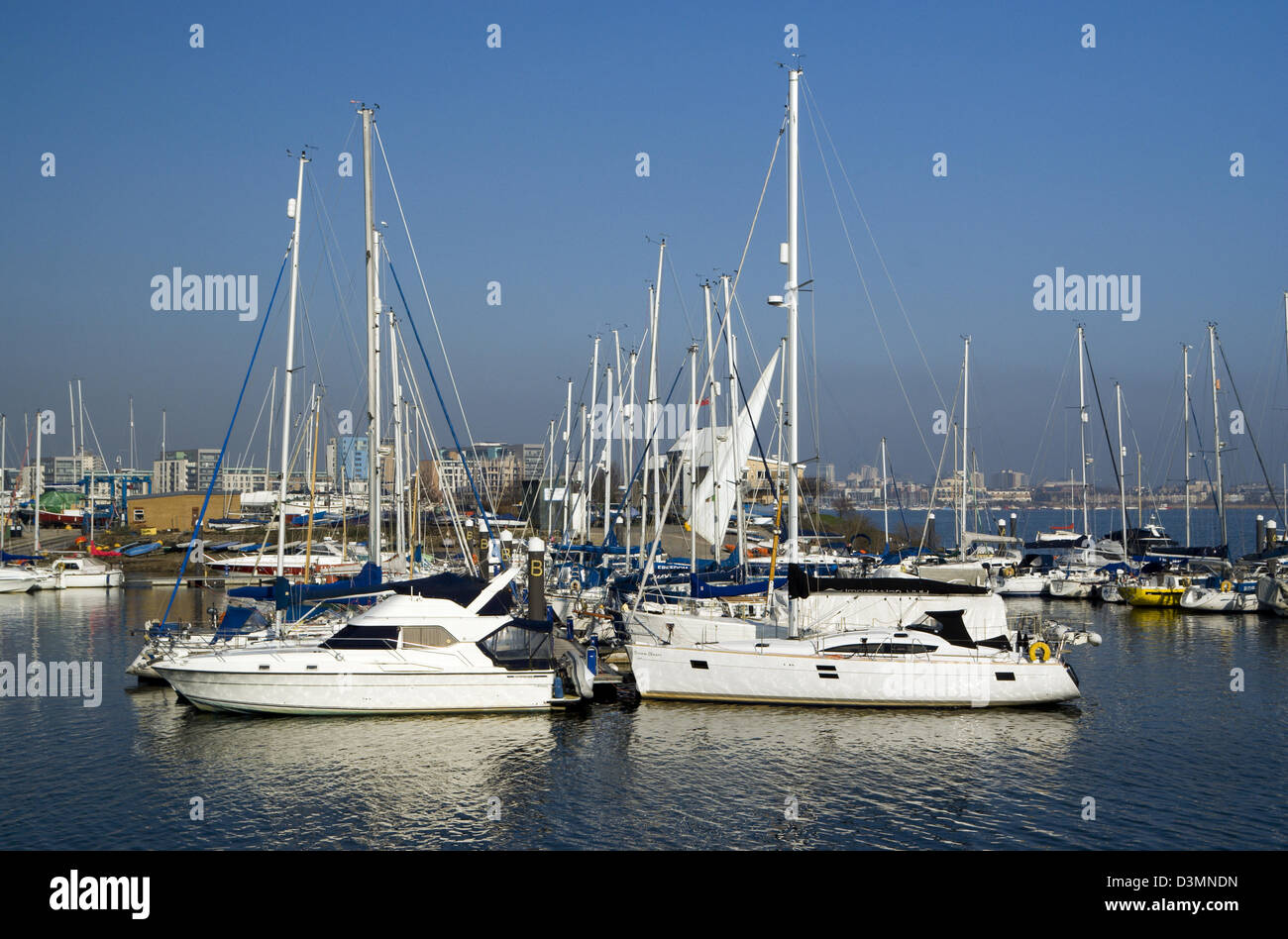 Yachts amarrés sur la rivière Ely, la baie de Cardiff, Pays de Galles, Royaume-Uni. Banque D'Images