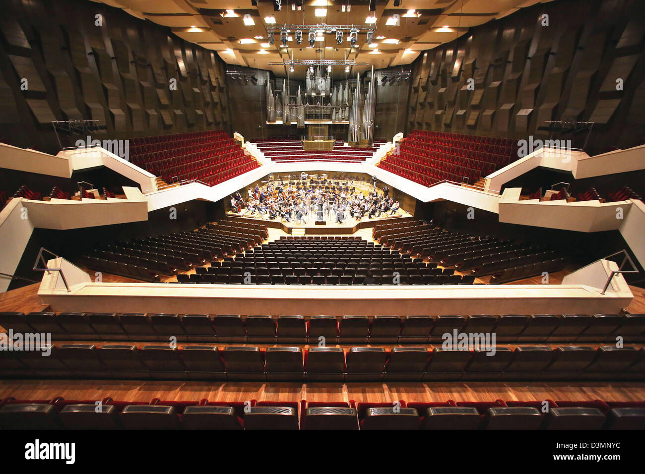 Le maestro Riccardo Chailly dirige une répétition avec son orchestre dans la salle de concert Gewandhaus de Leipzig, Allemagne, 19 février 2013. L'auditorium a été inauguré en 1981 et offre une capacité de 1.900 places. Photo : Jan Woitas Banque D'Images