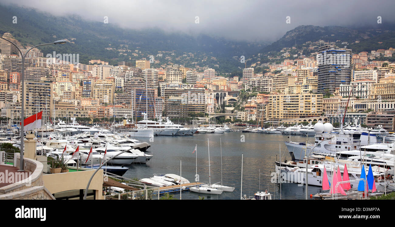 Avis de yachts de luxe dans le port de Monte Carlo à Monaco Banque D'Images