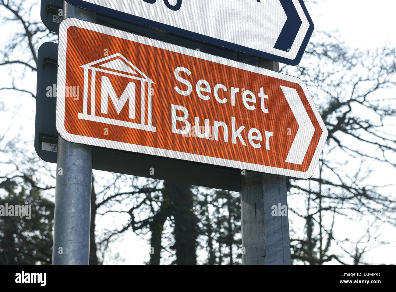 Brown panneau routier indiquant un bunker secret Banque D'Images