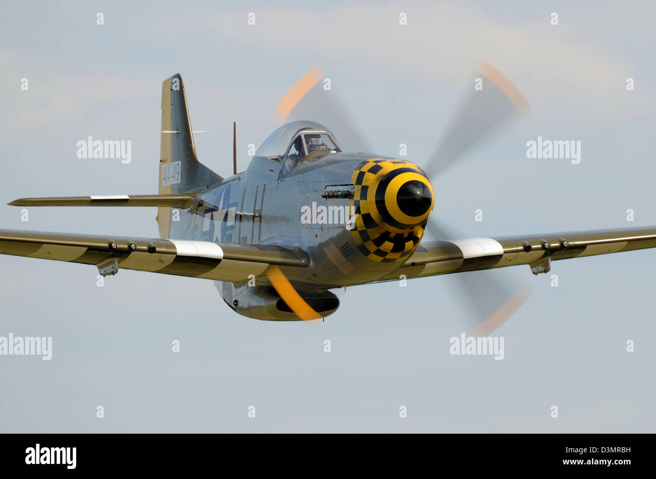 North American P-51 Mustang appelé Janie, volant rapidement et à basse altitude. Propriété de Maurice Hammond et piloté par Dave Evans Banque D'Images