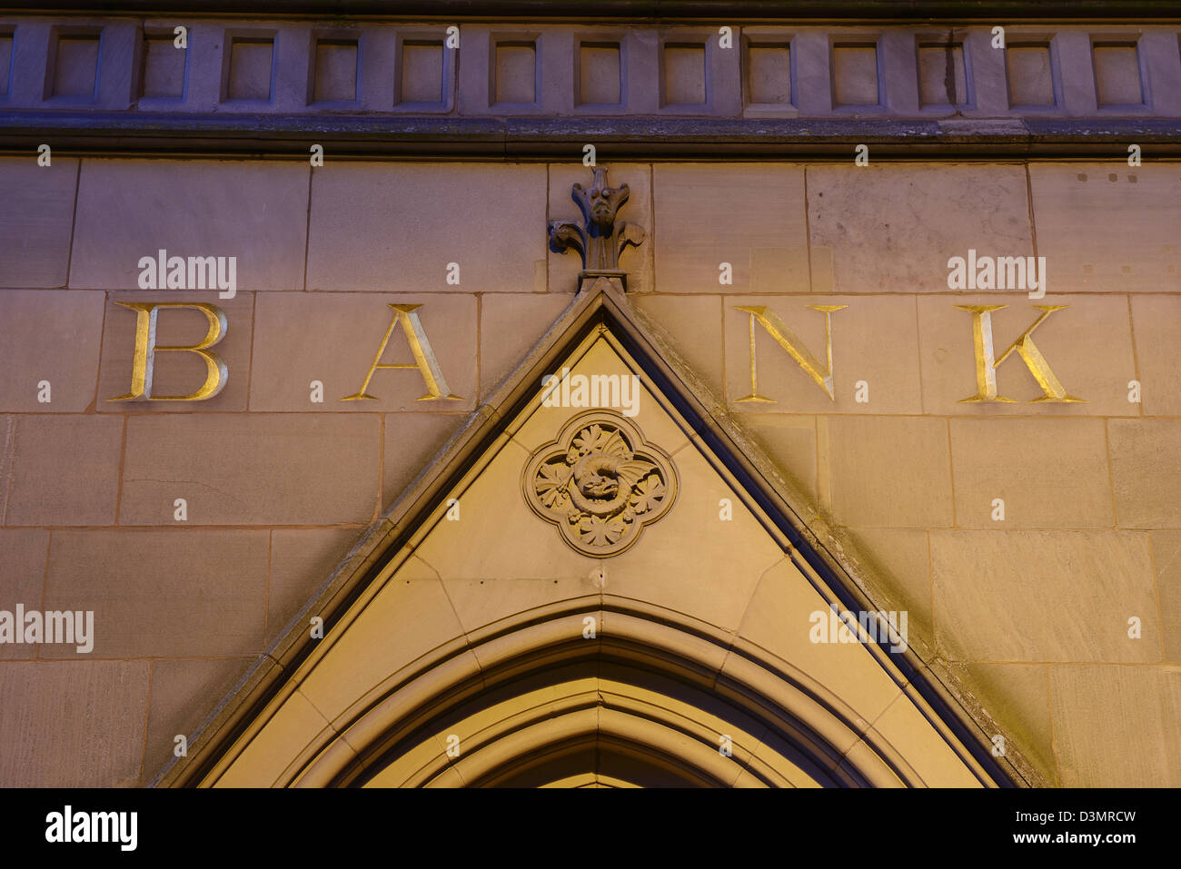 BANK sculptée dans un mur au-dessus d'une porte Banque D'Images