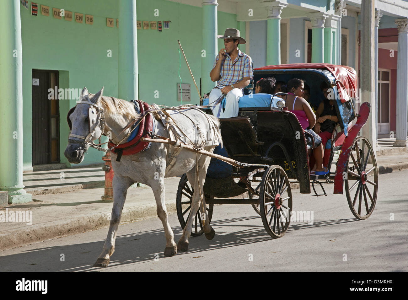 Transports publics par cheval et un chariot à Ciego de Avila, Cuba, Caraïbes Banque D'Images