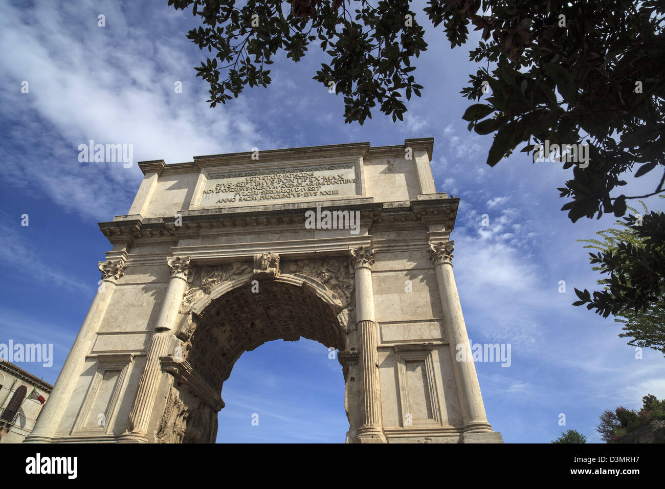 Arc de Titus dans le forum de Rome la plus ancienne arche existante dans la  ville de Rome montrant le sac de Jérusalem Photo Stock - Alamy