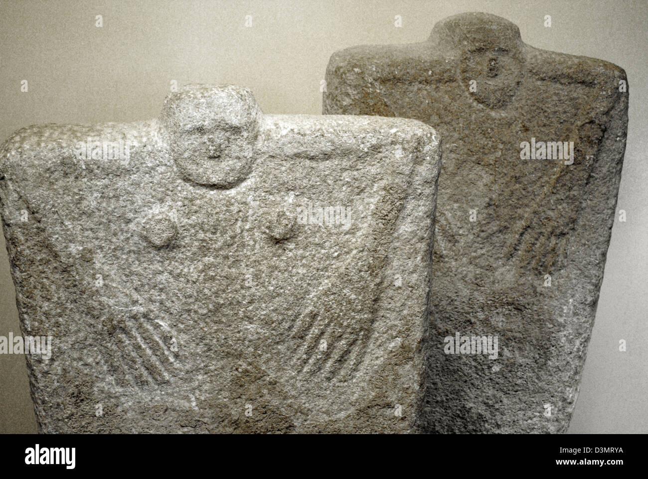 Les stèles de pierre anthropomorphes ou statue menhirs, situé dans des sépultures secondaires Yamna. La culture Yamna. Banque D'Images
