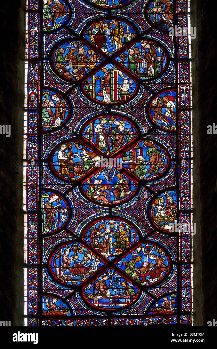 Vitrail médiéval de la cathédrale gothique de Chartres, France - consacré à la vie et les miracles de Saint Nicolas. Banque D'Images