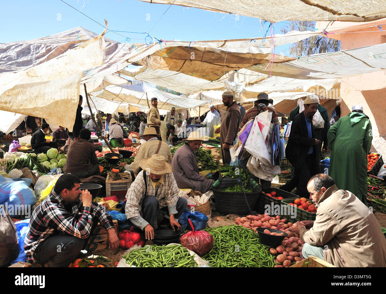 Berbère hebdomadaire vendredi marché rural dans le village de Douar Boaroua Aghmat, à une courte distance de Marrakech, Maroc Banque D'Images