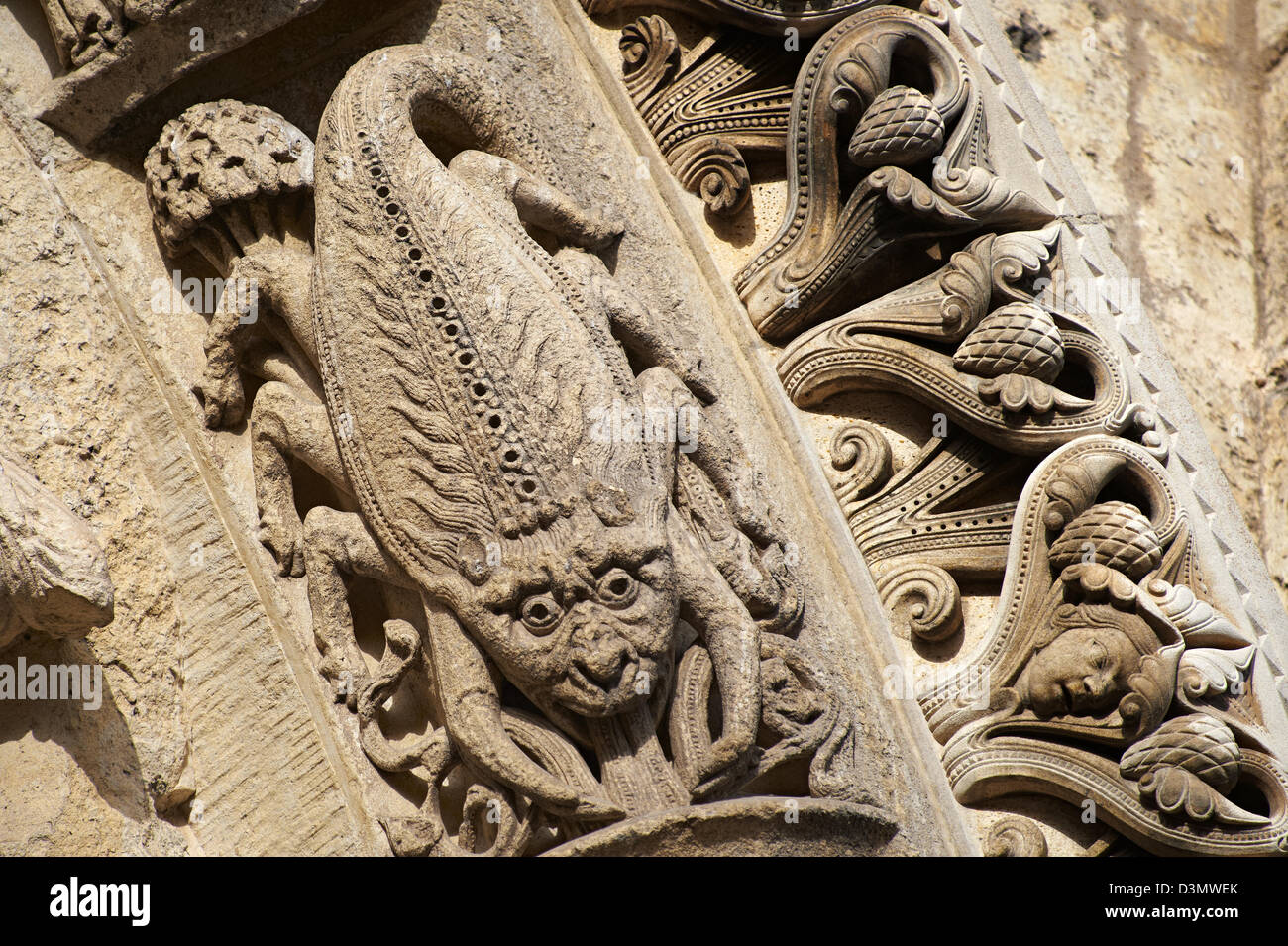 Façade Ouest, Portail gauche archivoltes c. 1145. Cathédrale de Chartres, en France. Sculpture gothique Scorpion le signe du zodiaque, Banque D'Images