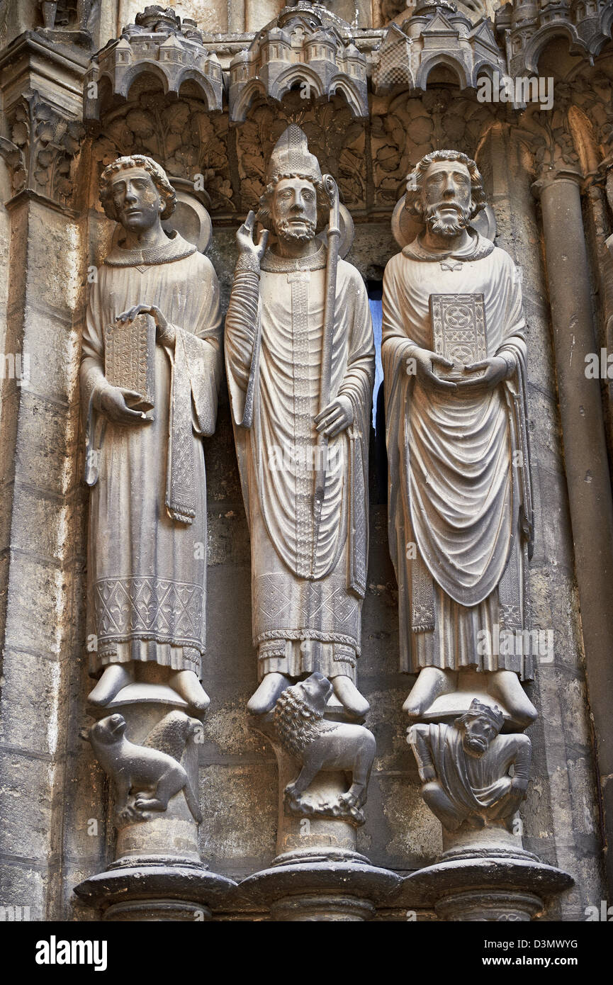 Statues gothiques du porche nord de la cathédrale de Chartres, en France. . Site du patrimoine mondial de l'UNESCO. Banque D'Images