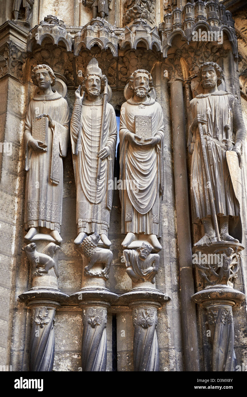 Statues gothiques du porche nord de la cathédrale de Chartres, en France. . Site du patrimoine mondial de l'UNESCO. Banque D'Images