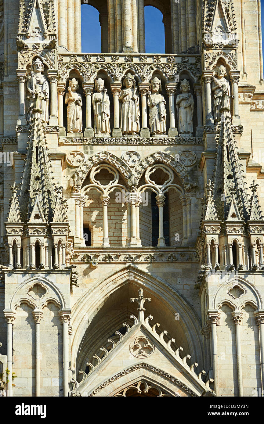 Statues gothiques et la façade de la cathédrale gothique de Notre-Dame, Amiens, France Banque D'Images