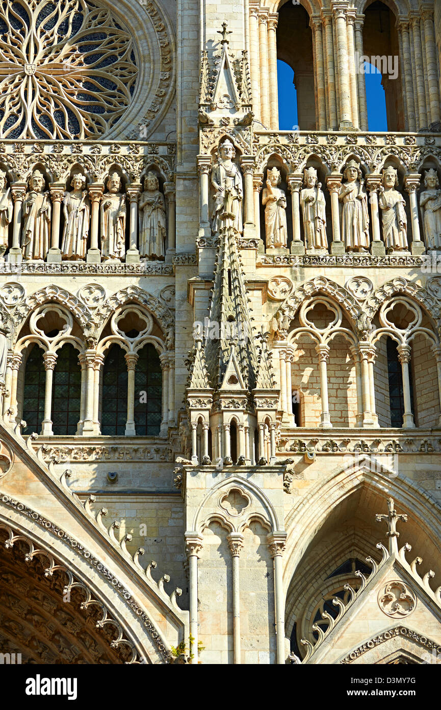 Statues gothiques et la façade de la cathédrale gothique de Notre-Dame, Amiens, France Banque D'Images