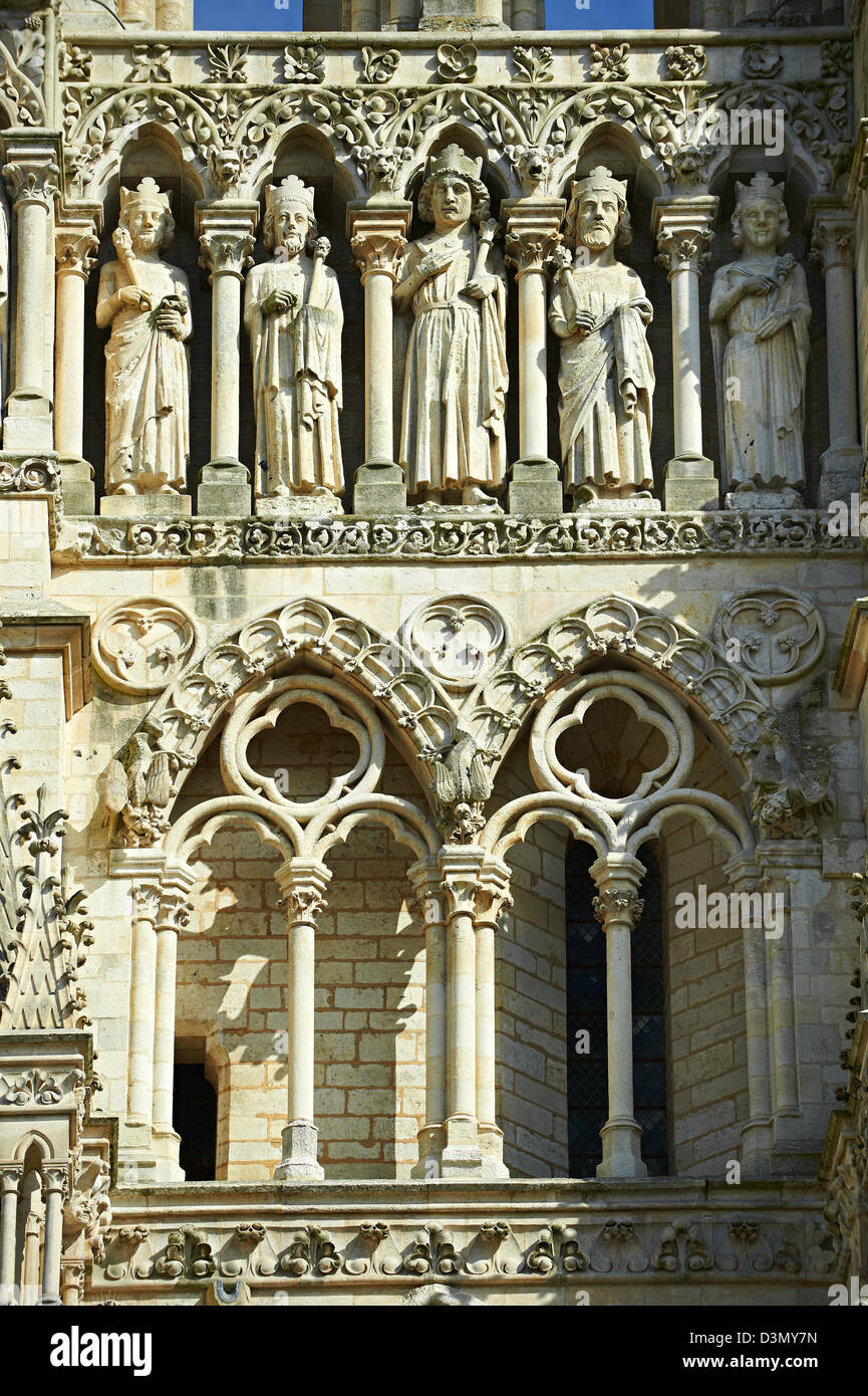 Statues gothiques et la façade de la cathédrale gothique de Notre-Dame, Amiens, France Banque D'Images