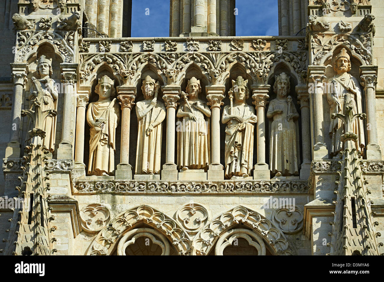 Statues gothiques et la façade de la cathédrale gothique de Notre-Dame, Amiens, France Banque D'Images