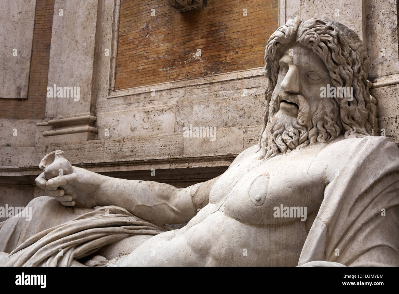 Un dieu fleuve Marforio inclinables géant une fois dans le Forum d'Auguste et maintenant dans la cour fontaine du musée du Capitole Banque D'Images