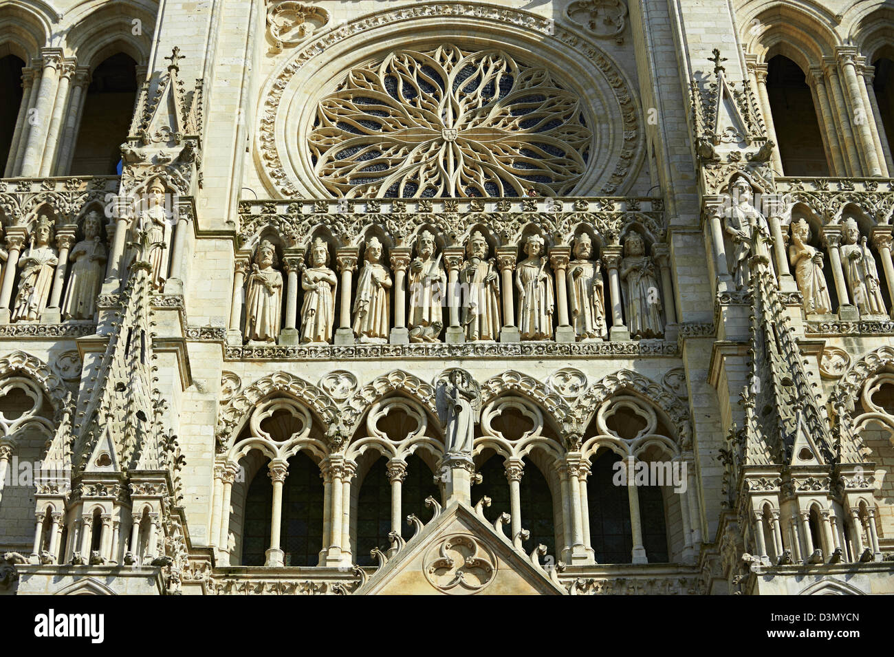 Statues gothiques et la façade de la cathédrale gothique de Notre-Dame, Amiens, France Banque D'Images