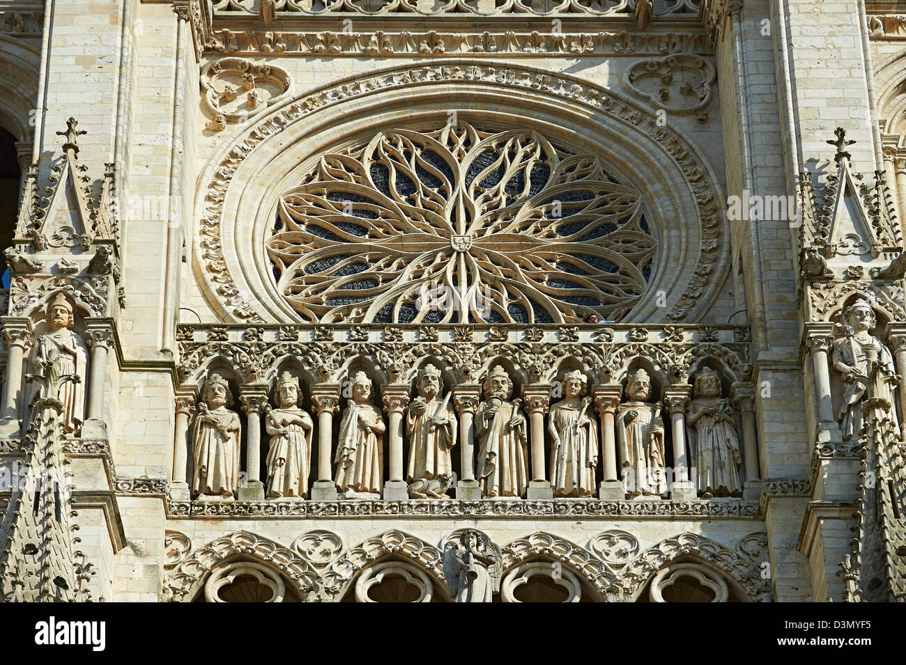 Statues gothiques et la façade de la cathédrale gothique de Notre-Dame, Amiens, France Banque D'Images