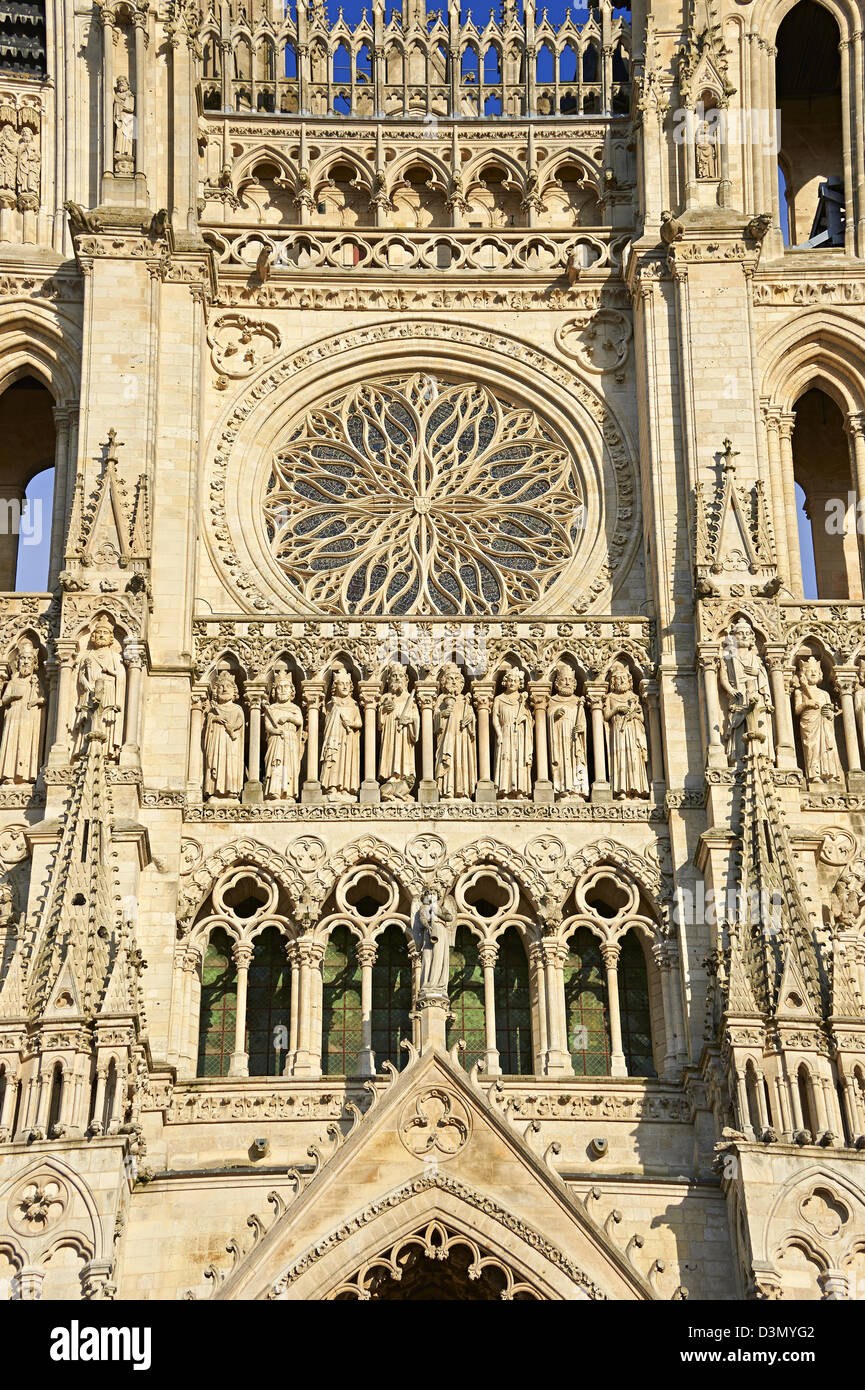 Statues gothiques et la façade de la cathédrale gothique de Notre-Dame, Amiens, France Banque D'Images