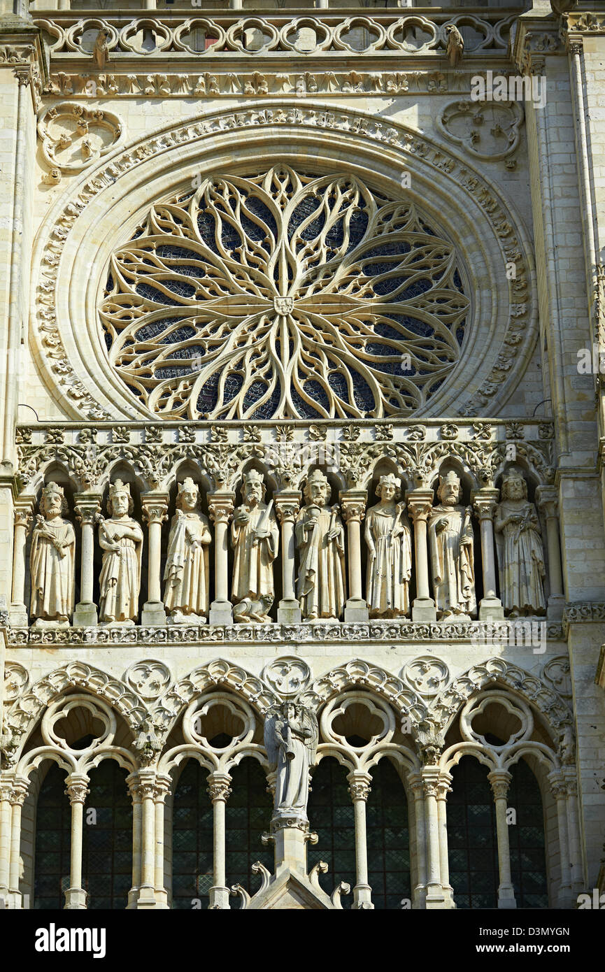 Statues gothiques et la façade de la cathédrale gothique de Notre-Dame, Amiens, France Banque D'Images