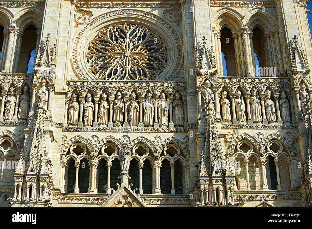 Statues gothiques et la façade de la cathédrale gothique de Notre-Dame, Amiens, France Banque D'Images
