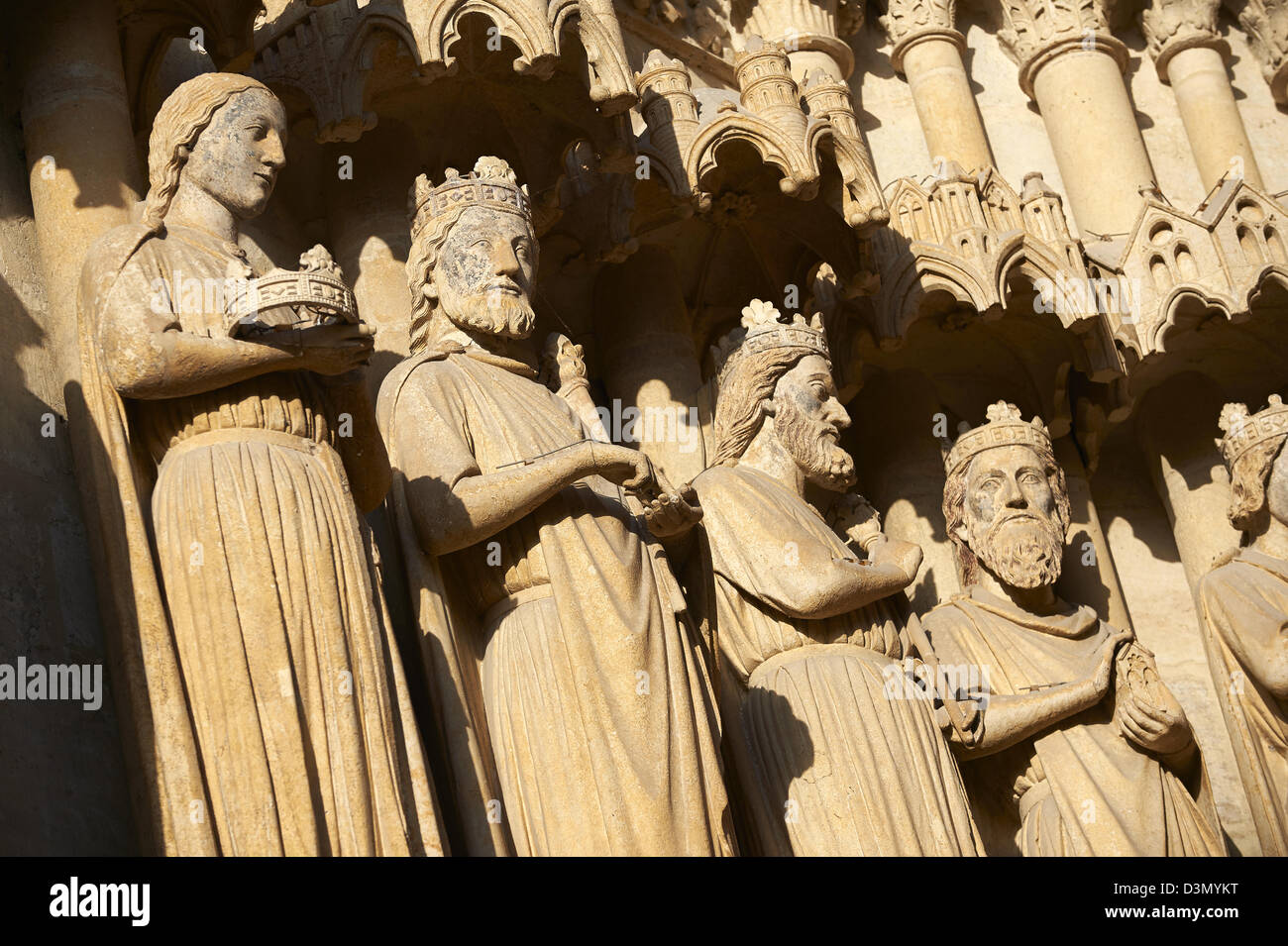 Quartier gothique statues des rois de France sur la façade de la cathédrale gothique de Notre-Dame, Amiens, France Banque D'Images