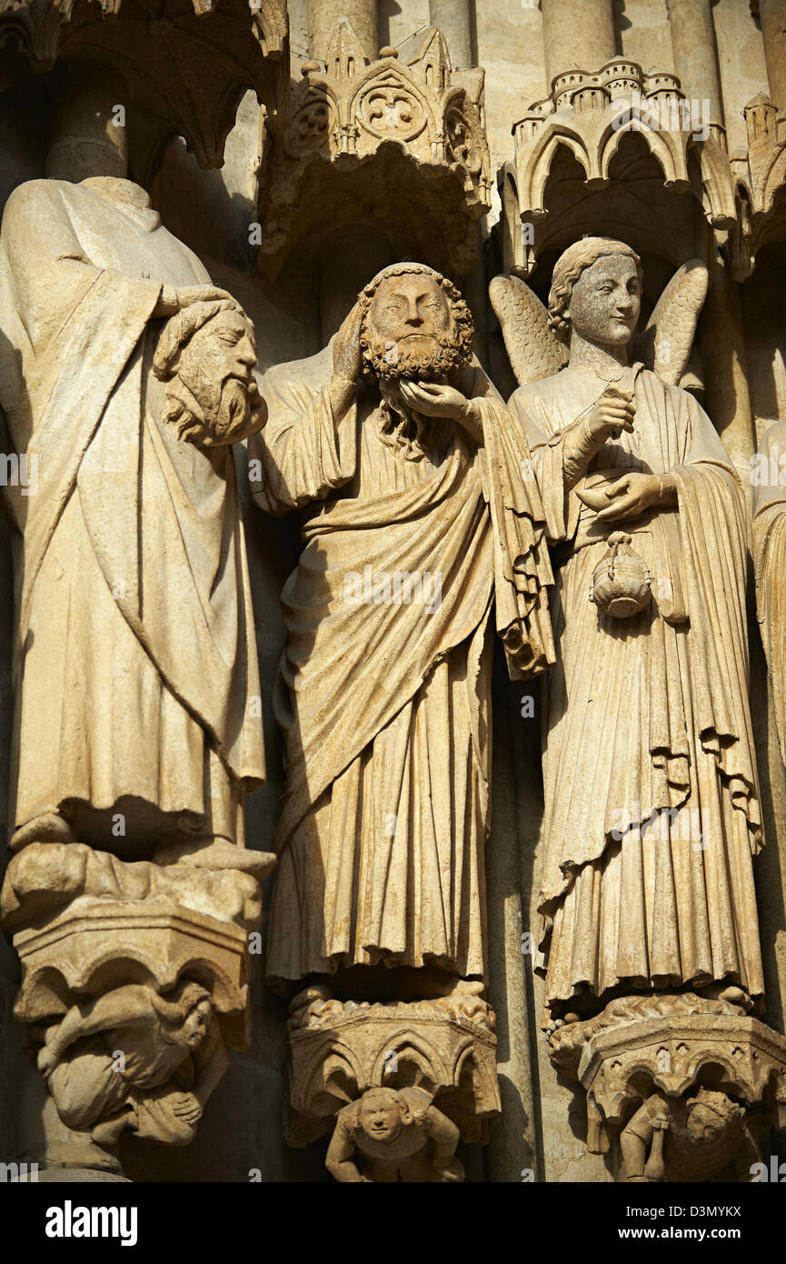 Gros plan de statues gothiques sur la façade de la cathédrale d'Amiens, France Banque D'Images