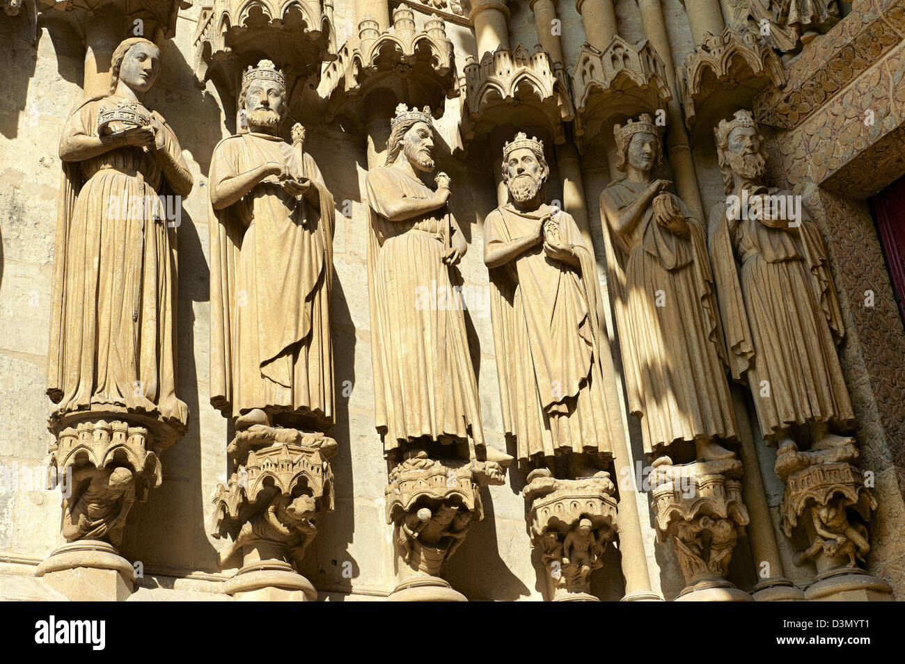 Quartier gothique statues des rois de France sur la façade de la cathédrale gothique de Notre-Dame, Amiens, France Banque D'Images