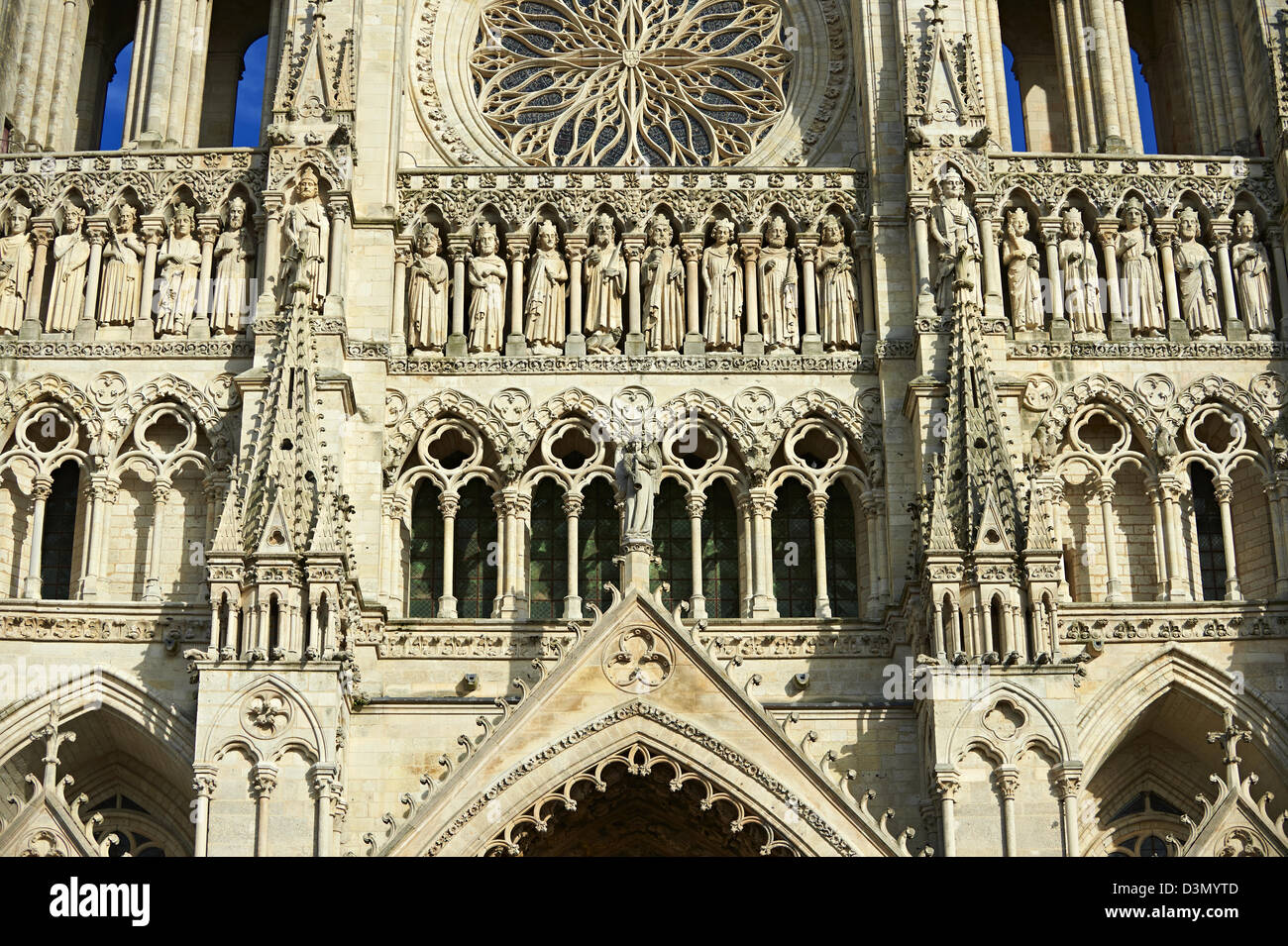 Statues gothiques et la façade de la cathédrale gothique de Notre-Dame, Amiens, France Banque D'Images