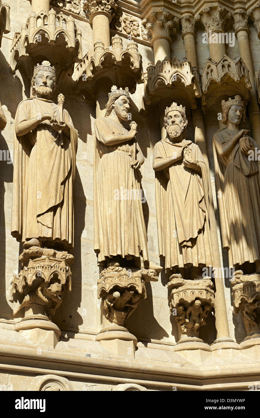 Quartier gothique statues des rois de France sur la façade de la cathédrale gothique de Notre-Dame, Amiens, France Banque D'Images