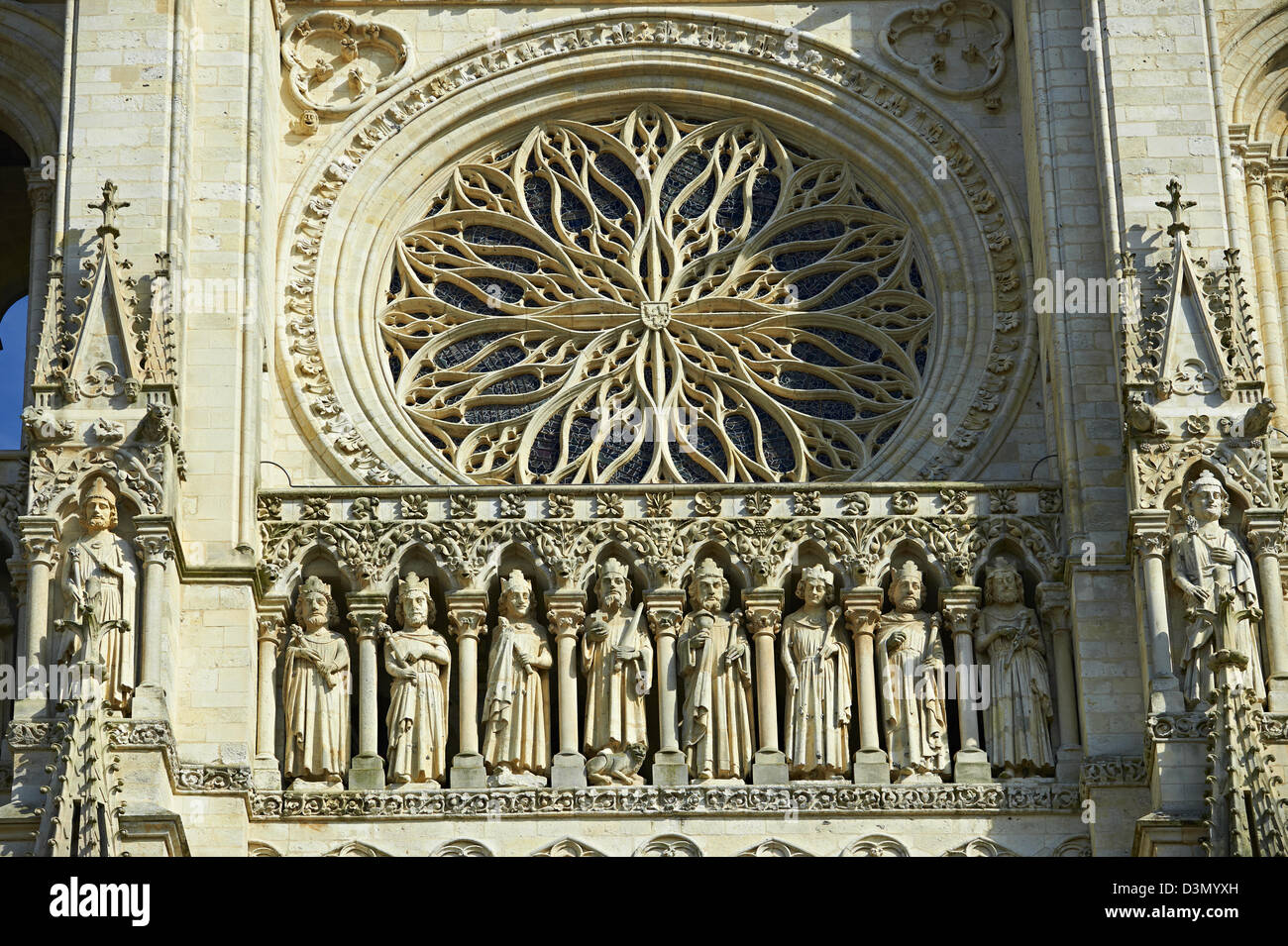 Statues gothiques et la façade de la cathédrale gothique de Notre-Dame, Amiens, France Banque D'Images