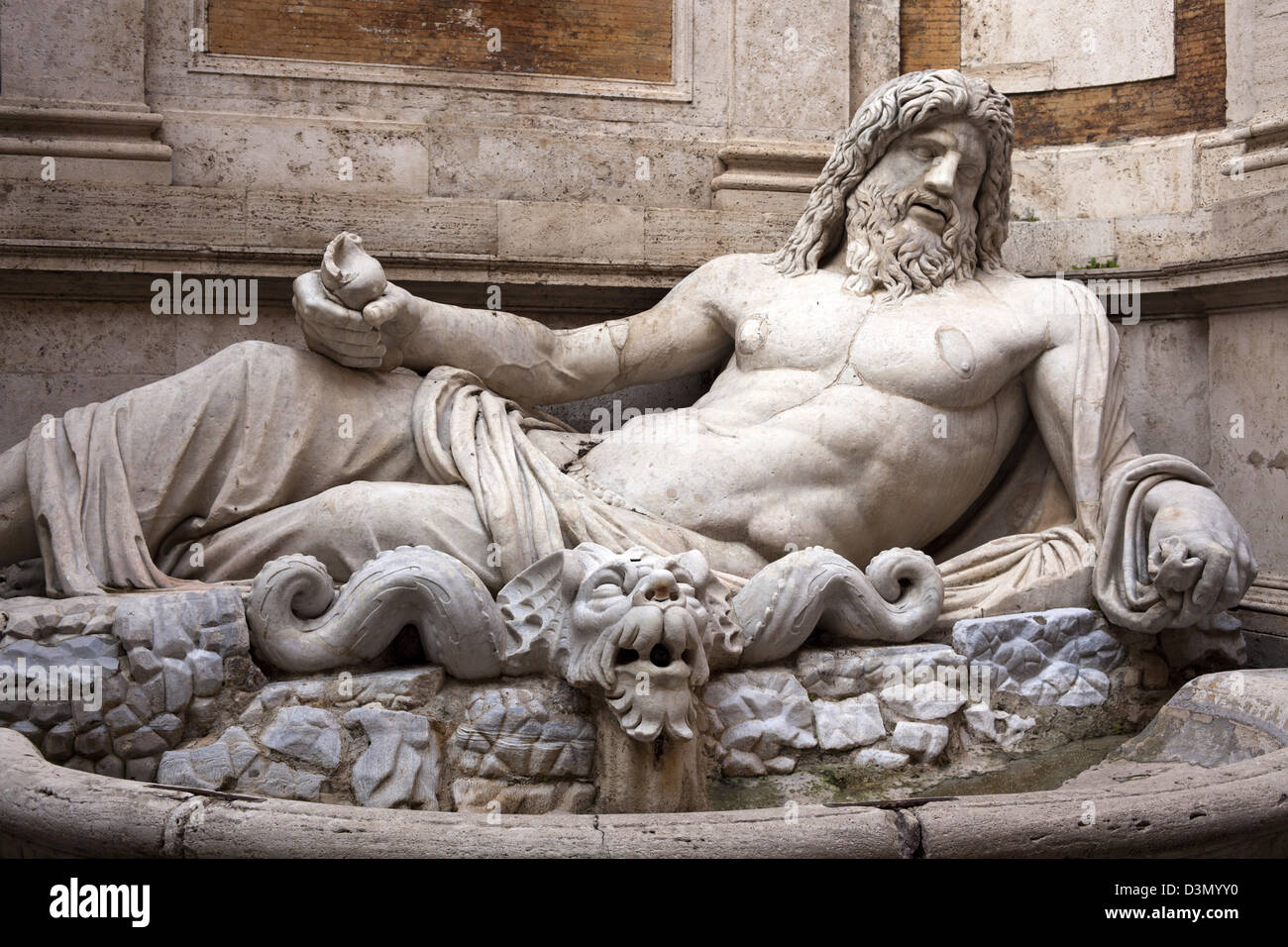 Un dieu fleuve Marforio inclinables géant une fois dans le Forum d'Auguste et maintenant dans la cour fontaine du musée du Capitole Banque D'Images
