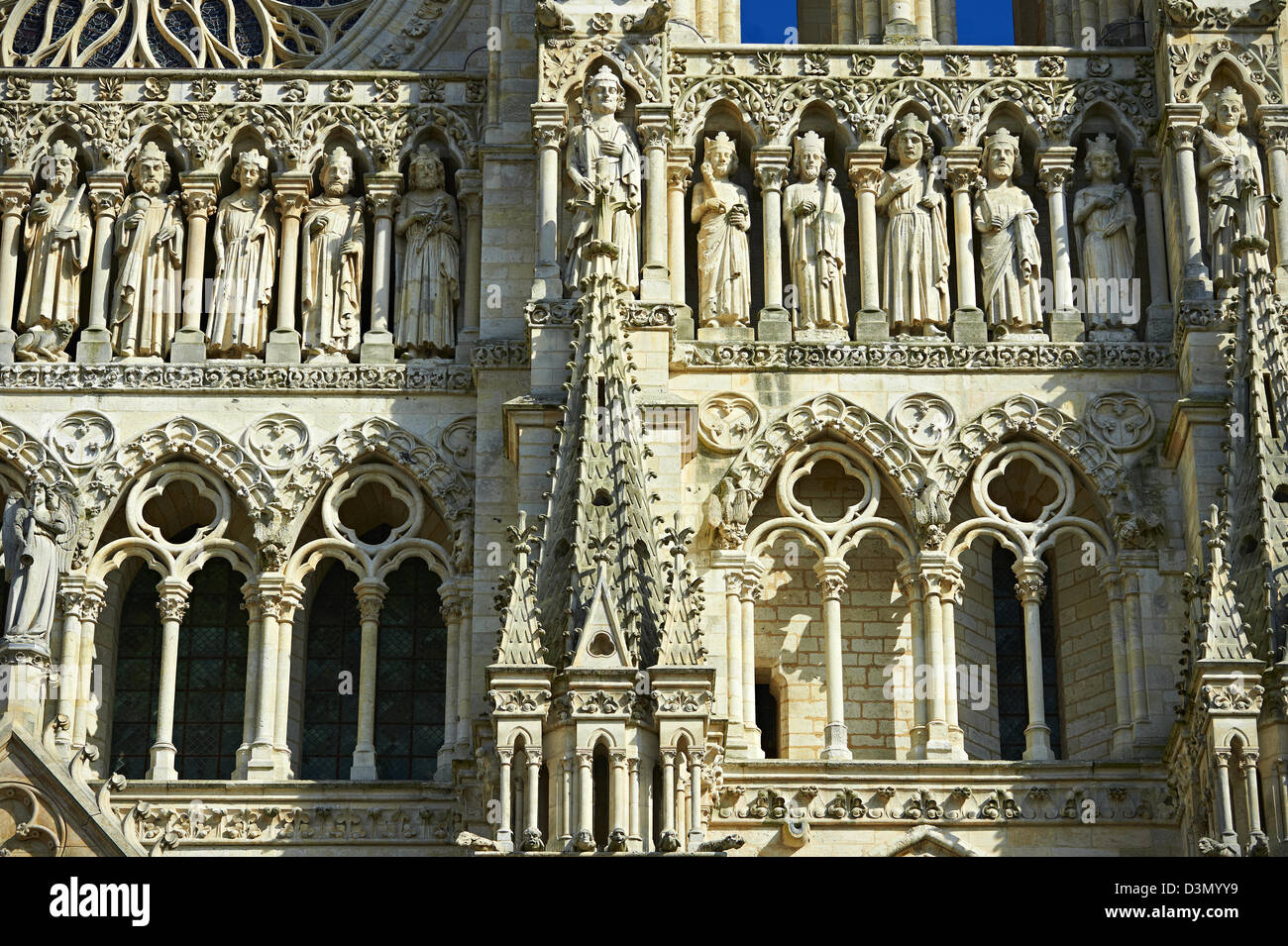 Statues gothiques et la façade de la cathédrale gothique de Notre-Dame, Amiens, France Banque D'Images