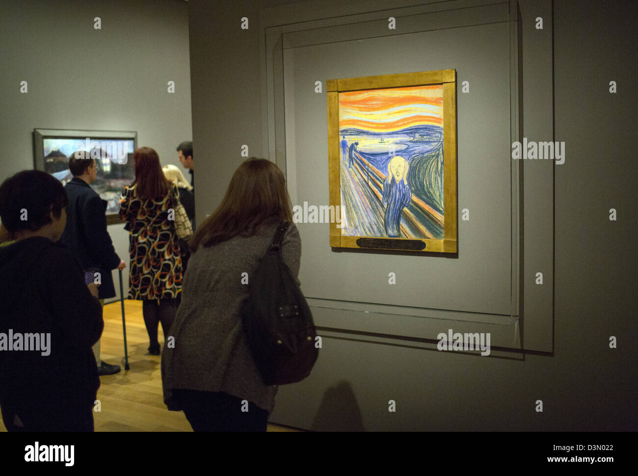 Regardez les téléspectateurs d'Edvard Munch 1895 peinture "Le Cri" au Musée d'Art Moderne de New York. Banque D'Images