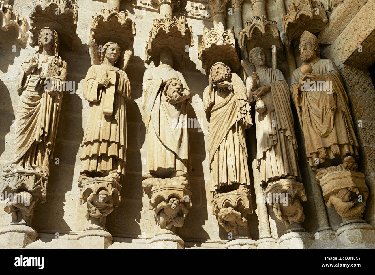 Gros plan de statues gothiques sur la façade de la cathédrale d'Amiens, France Banque D'Images